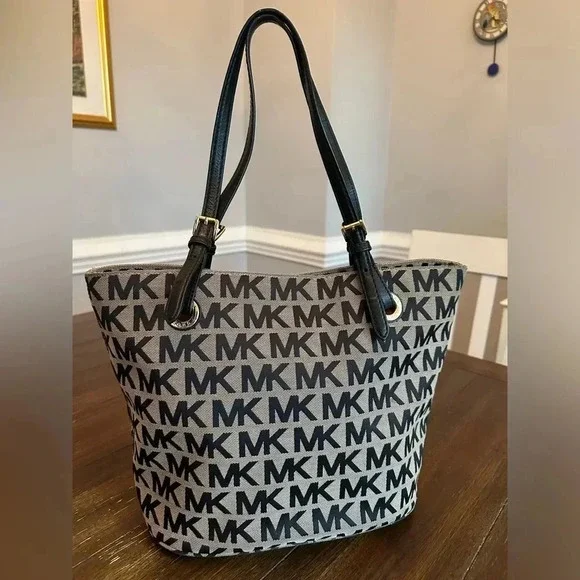 Michael Kors tote + pouch/wristlet - Picture 15 of 16